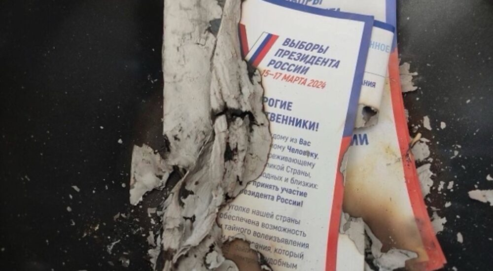 На Херсонщині місцеві мешканці спалюють запрошення окупантів на фейкові «вибори президента рф»