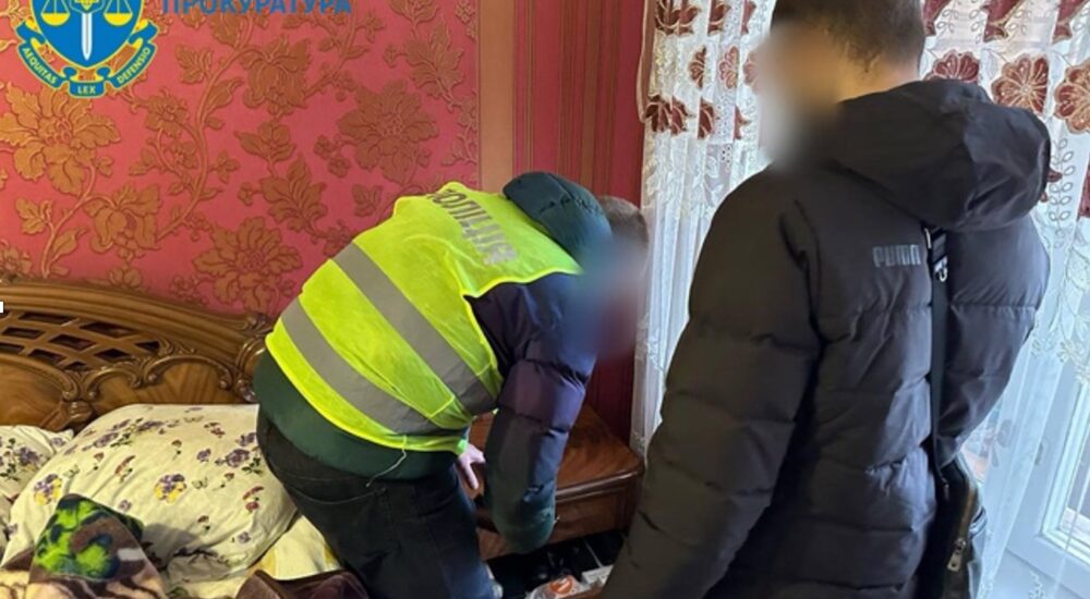 Видавали себе за працівників ТЦК та ДБР: у Києві викрили шахраїв, які ошукали киянина на 1,7 млн грн