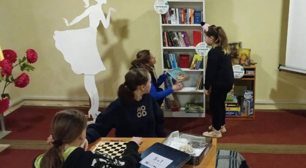 На Херсонщині у «Пунктах незламності» з’явилися книжкові полиці