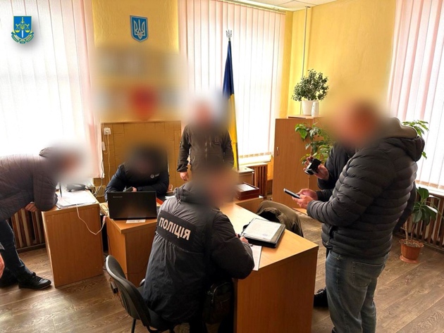 На Хмельниччині працівницю ТЦК та її спільника викрили на хабарі