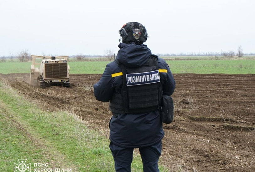 На деокупованій Херсонщині вже розмінували понад 350 кілометрів доріг – ДСНС