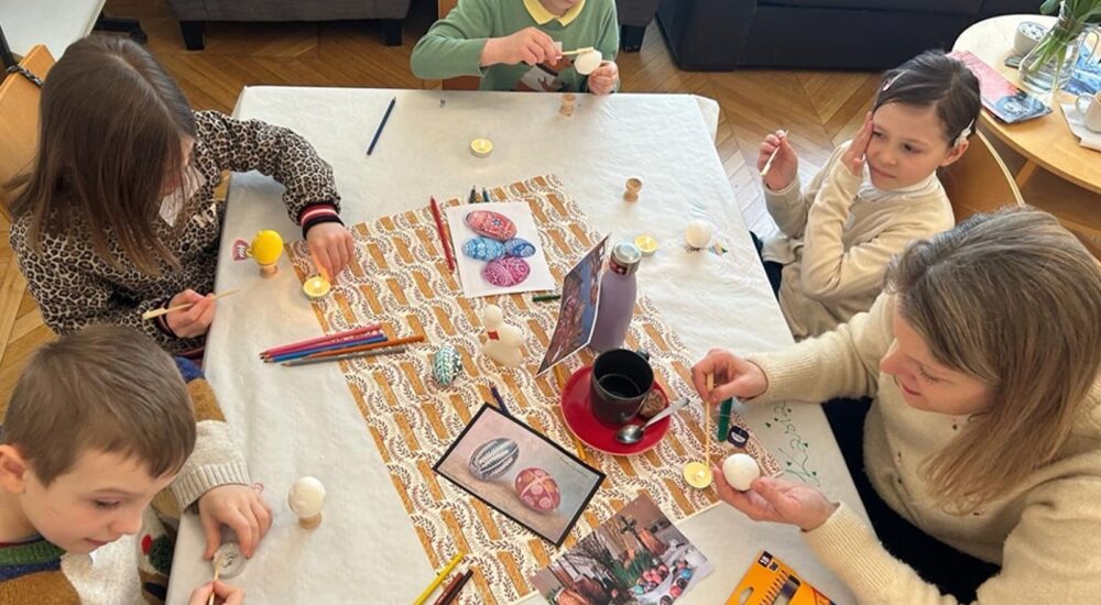 У Парижі дітей навчали писанкового розпису