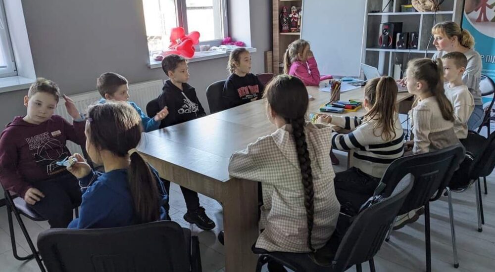 У Києві та Сваляві Центри підтримки сім’ї Старобільської запрошують дітей на заняття в освітніх класах