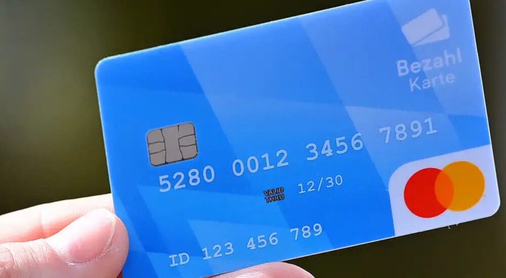 У Німеччині українським шукачам притулку почнуть видавати платіжні картки для соцвиплат