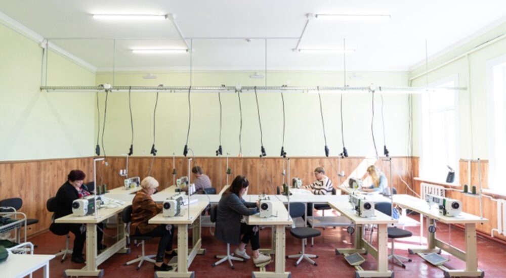 На Чернігівщині відкрили швейну фабрику, де працюватимуть 12 швачок, серед яких – жінки з числа ВПО