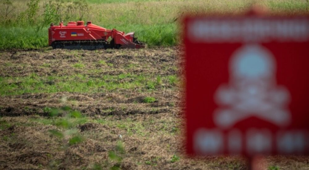 Понад 700 гектарів в Україні розмінували за допомогою машин, які надали міжнародні партнери