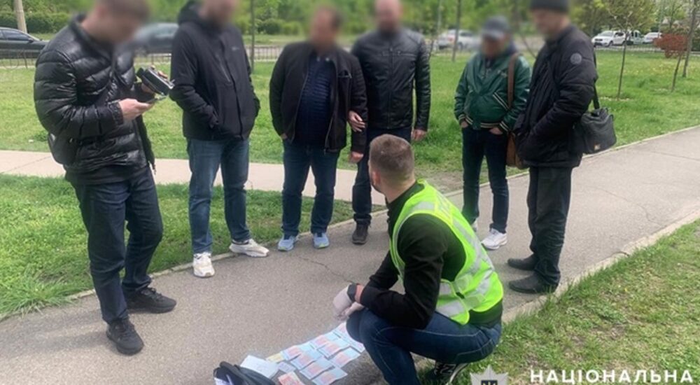 Вимагав 10 тис. грн за розміщення торгової точки: у Києві затримали посадовця