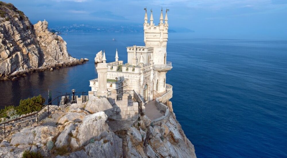 На ТОТ ворог обіцяє підліткам путівки в Крим за «героїзацію» окупантів