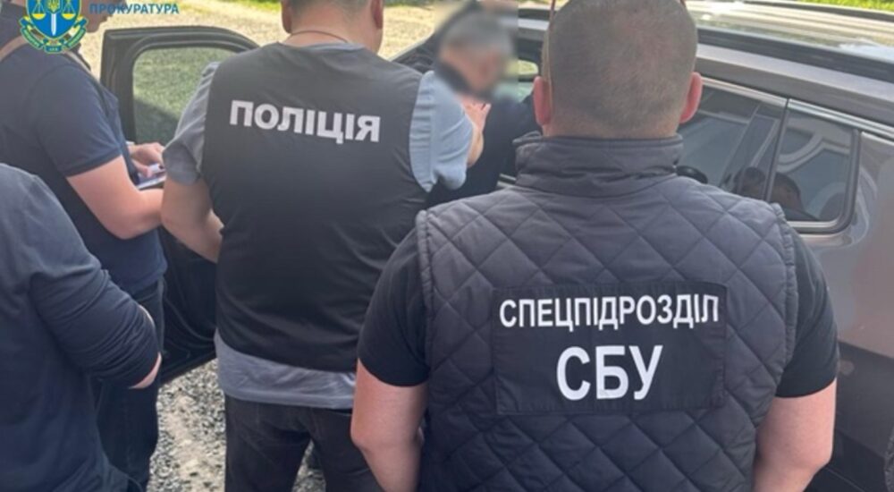 8 тисяч доларів за виділення земельної ділянки: на Хмельниччині посадовця селищної ради підозрюють у корупційній схемі