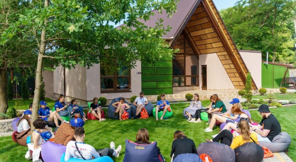 Молодь з трьох областей може зареєструватися на участь у Молодіжній літній школі «Разом до успіху»