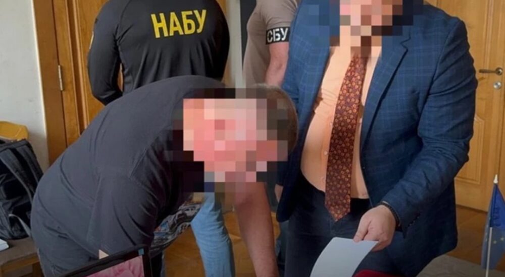 Пів мільйона гривень хабаря за землю та майно: на Рівненщині викрили посадовця