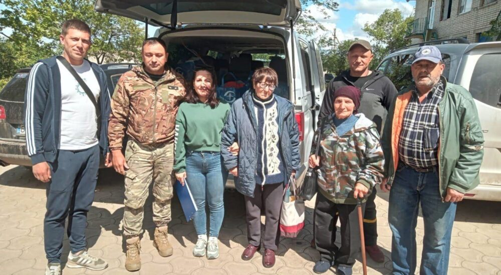 Волонтери евакуювали ще трьох мешканців Херсонщини з небезпечної території