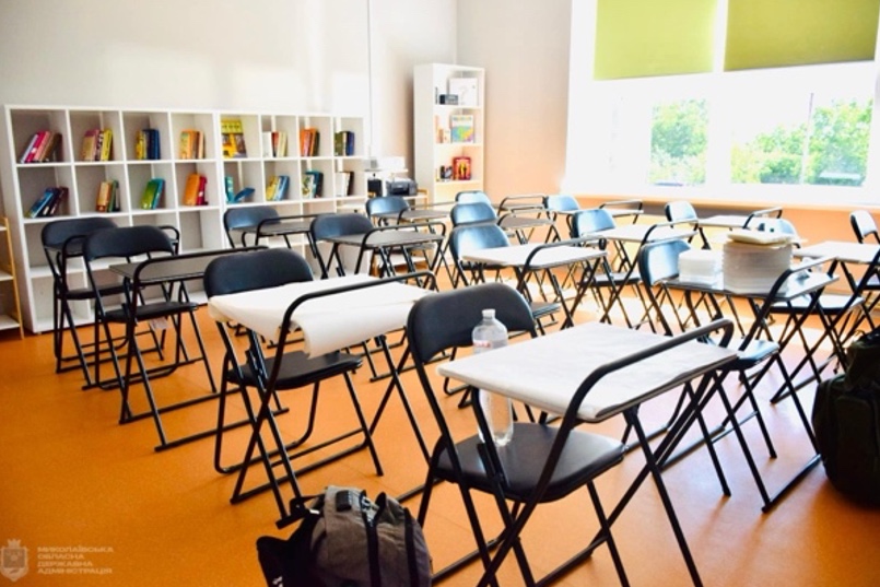 На Миколаївщині замість зруйнованого росіянами навчального закладу відкрили тимчасову школу
