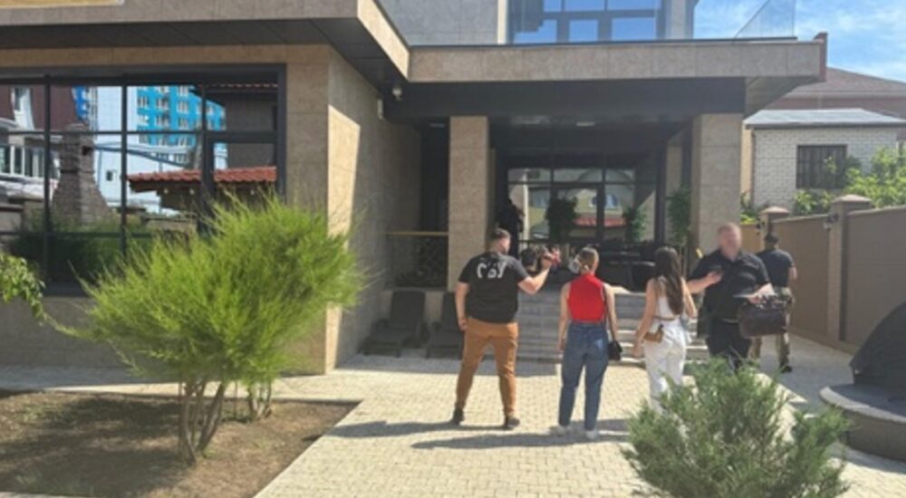 За 20 тисяч доларів обіцяли допомогти уникнути депортації. На Одещині викрито посадовців держпідприємства