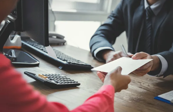 Вимагав тисячу доларів за захист роботи та отримання диплому бакалавра: підозрюється викладач вишу в Тернополі