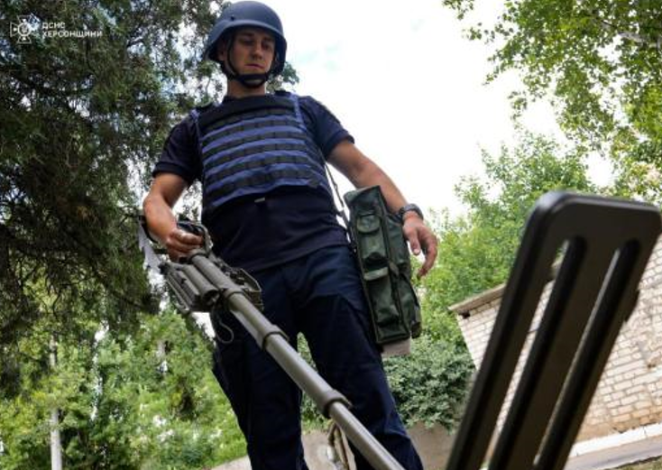 Піротехніки Херсонщини отримали обладнання, яке допоможе у розмінуванні територій