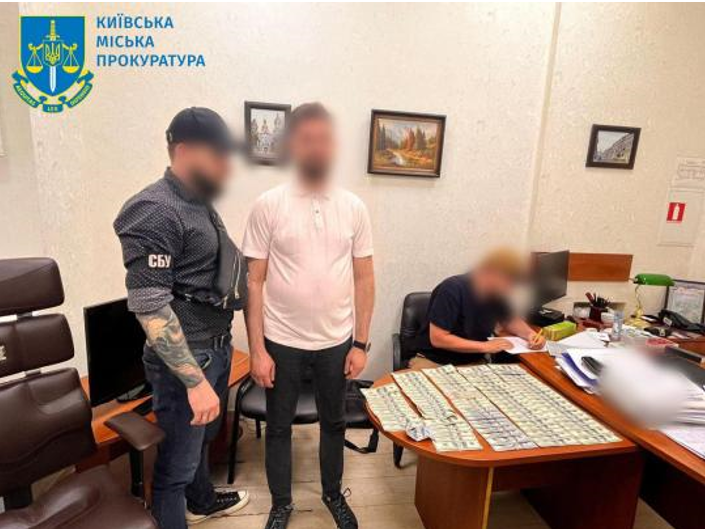 Торгував посвідками на проживання в Україні: у Києві викрили посадовця державної установи