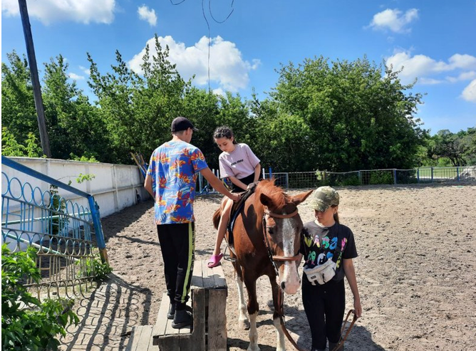 У Кропивницькому діти з числа ВПО та інших вразливих категорій можуть відвідати заняття з іпотерапії