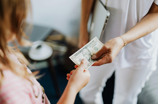 Опитування: Де українці найчастіше дають хабарі?