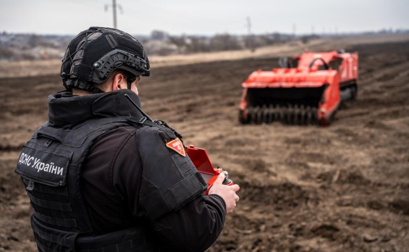 Глава МЗС Японії анонсувала передачу Україні машини для гуманітарного розмінування