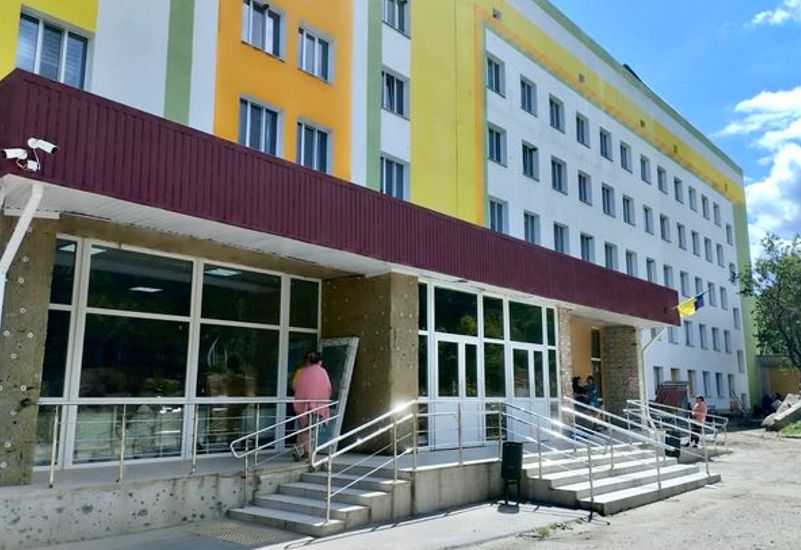 На Сумщині відбудовують лікарню, яку під час окупації пошкодили росіяни