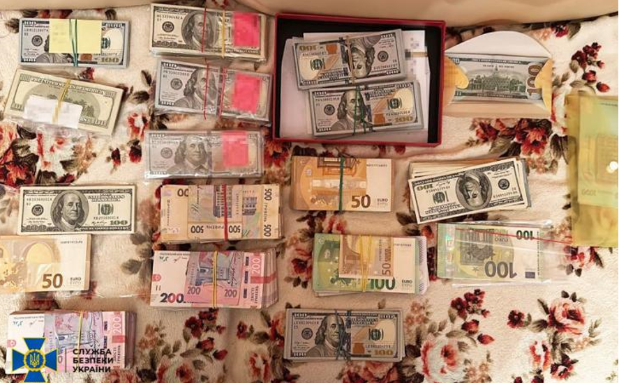 На Прикарпатті затримали посадовця, який вимагав хабарі з імпортерів