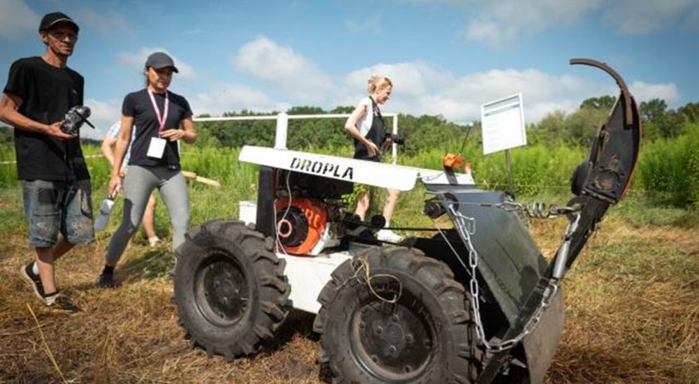 Українські розробники випробували на полігоні косарки для замінованих полів