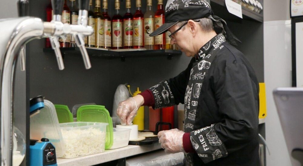 Від мрії до реальності: як переселенець зі Словʼянська відкрив заклад швидкого харчування у Дніпрі