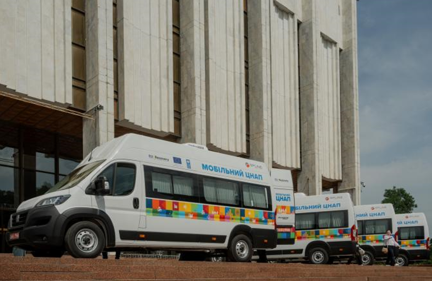 Шість громад України отримали мобільні ЦНАПи від ЄС
