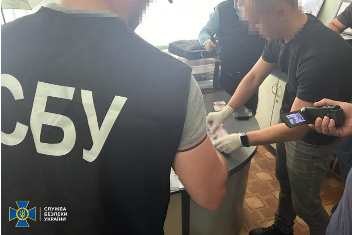 Вимагав хабарі за виготовлення паспортів: на Волині викрито посадовця державної установи