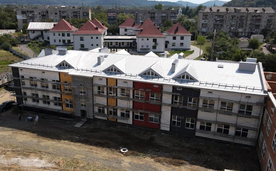 На Закарпатті для дітей з числа ВПО та місцевих школярів будують новий навчальний заклад