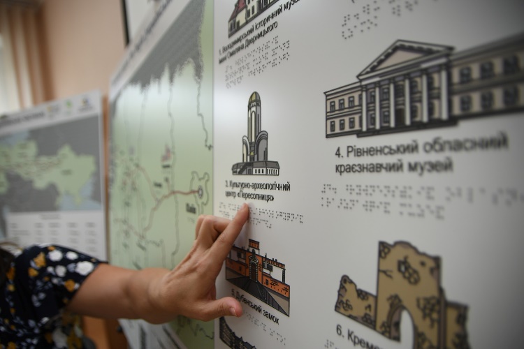 На Рівненщині з’явилася мандрівна карта, яку можна «прочитати» руками та почути