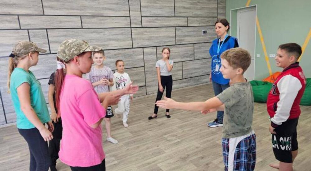 На Харківщині психологи від міжнародних партнерів проводять заняття з дітьми