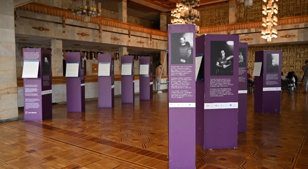 В Івано-Франківську відкрили фотовиставку «Час вийти на світло»