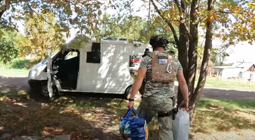 «Білі янголи» евакуюють людей із найнебезпечніших місць Покровського району