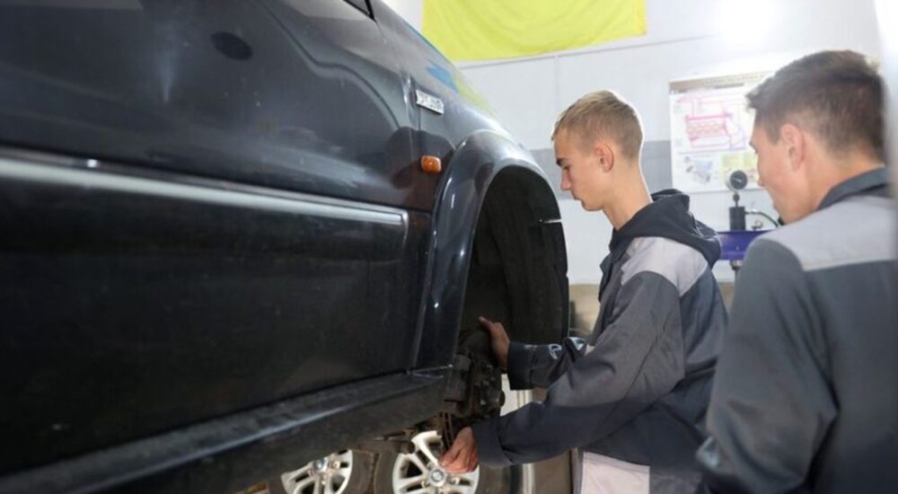 На Львівщині ВПО можуть пройти безкоштовні курси столяра-паркетника чи автослюсаря