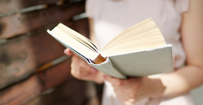 Опитування: Близько половини української молоді читає книги щодня або декілька разів на тиждень