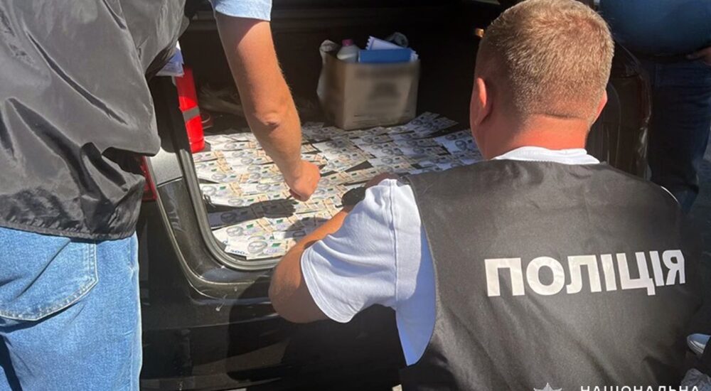 На Хмельниччині директора одного з комунальних підприємств викрили на хабарі