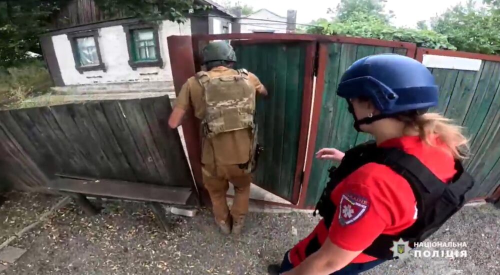 Із прифронтового міста на Донеччині поліцейські евакуювали родину з дитиною