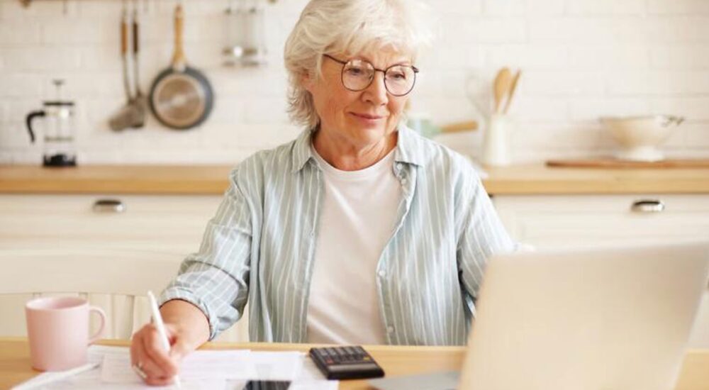 Як українцям, які виїхали за кордон й отримали там тимчасовий захист, дистанційно оформити або відновити виплату пенсій