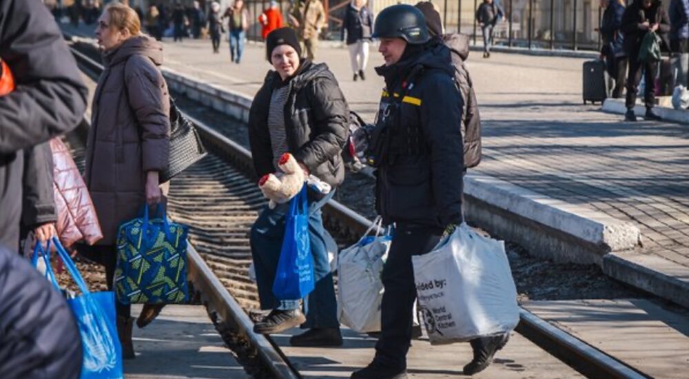 Безкоштовна евакуація з Херсонщини: куди звертатися і яку підтримку можуть отримати ВПО