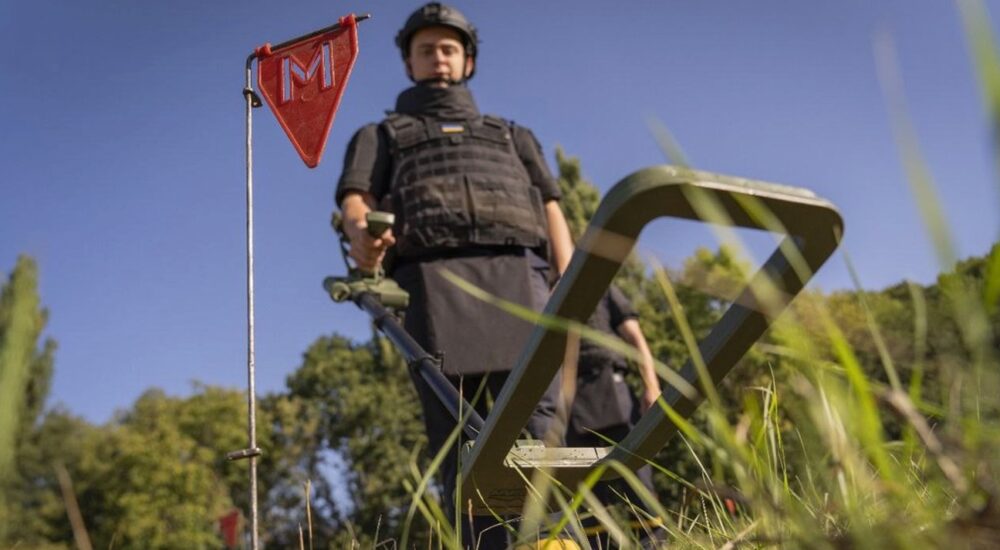 Канадські благодійники відправили в Україну обладнання для розмінування