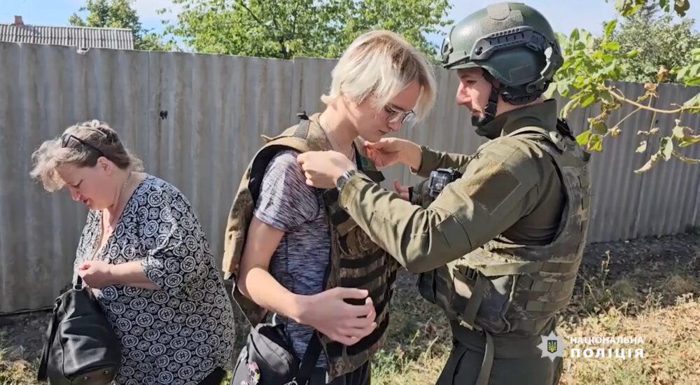 Із прифронтової громади на Донеччині «Білі янголи» евакуювали дві родини з дітьми