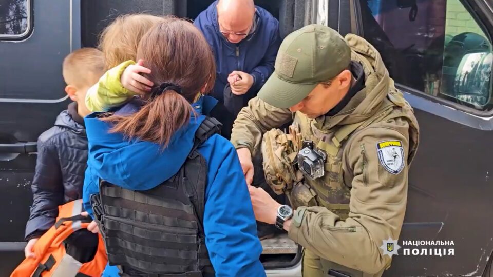 Із прифронтового міста на Донеччині «Білі янголи» евакуювали багатодітну родину