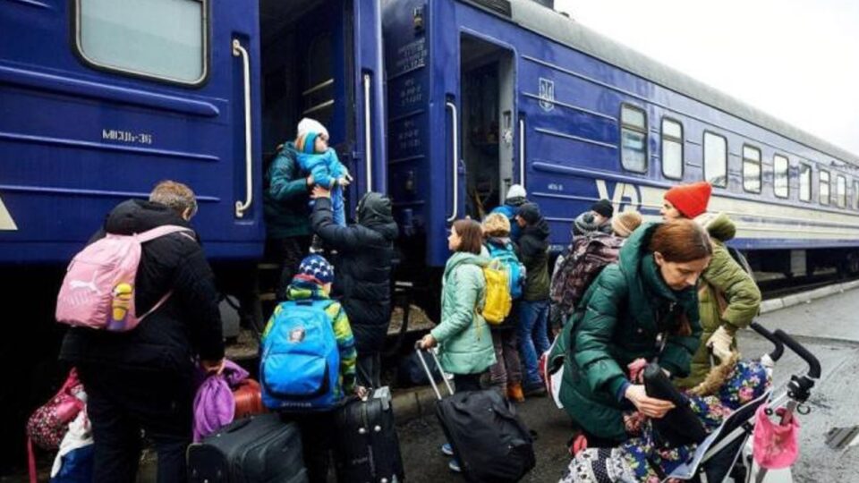 Евакуація громадян до безпечних регіонів України продовжується