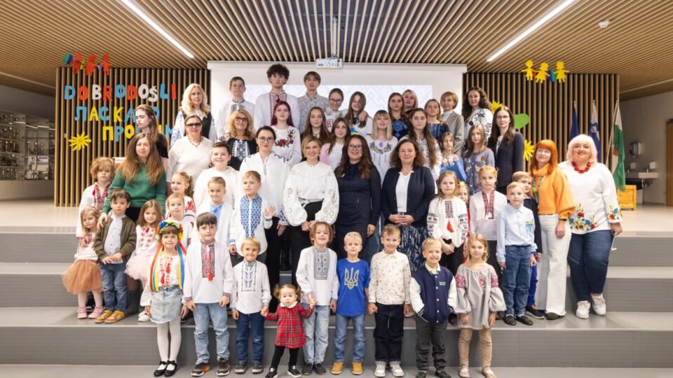 Українська суботня школа у Словенії отримала техніку та літературу від Фундації Олени Зеленської