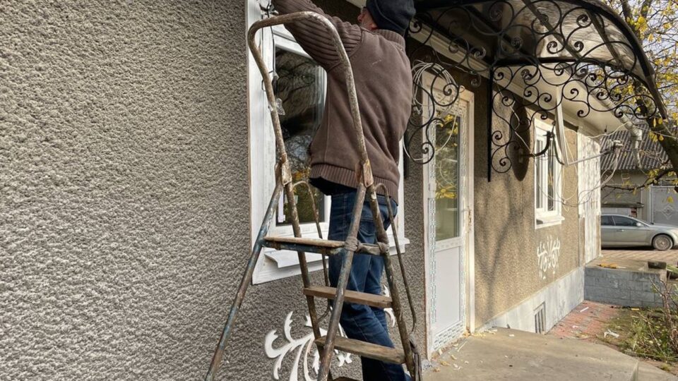 На Буковині міжнародні організації допомагають відремонтувати та утеплити будинки, де проживають ВПО