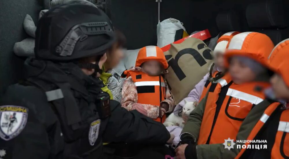 Із прифронтового міста на Сумщині «Білі янголи» евакуювали багатодітну родину