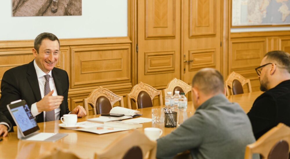 Олексій Чернишов обговорив із представниками бізнесу спільні проєкти для українців за кордоном