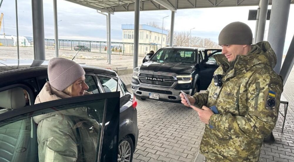 Минулої доби з-за кордону повернулися 33 тисячі українців